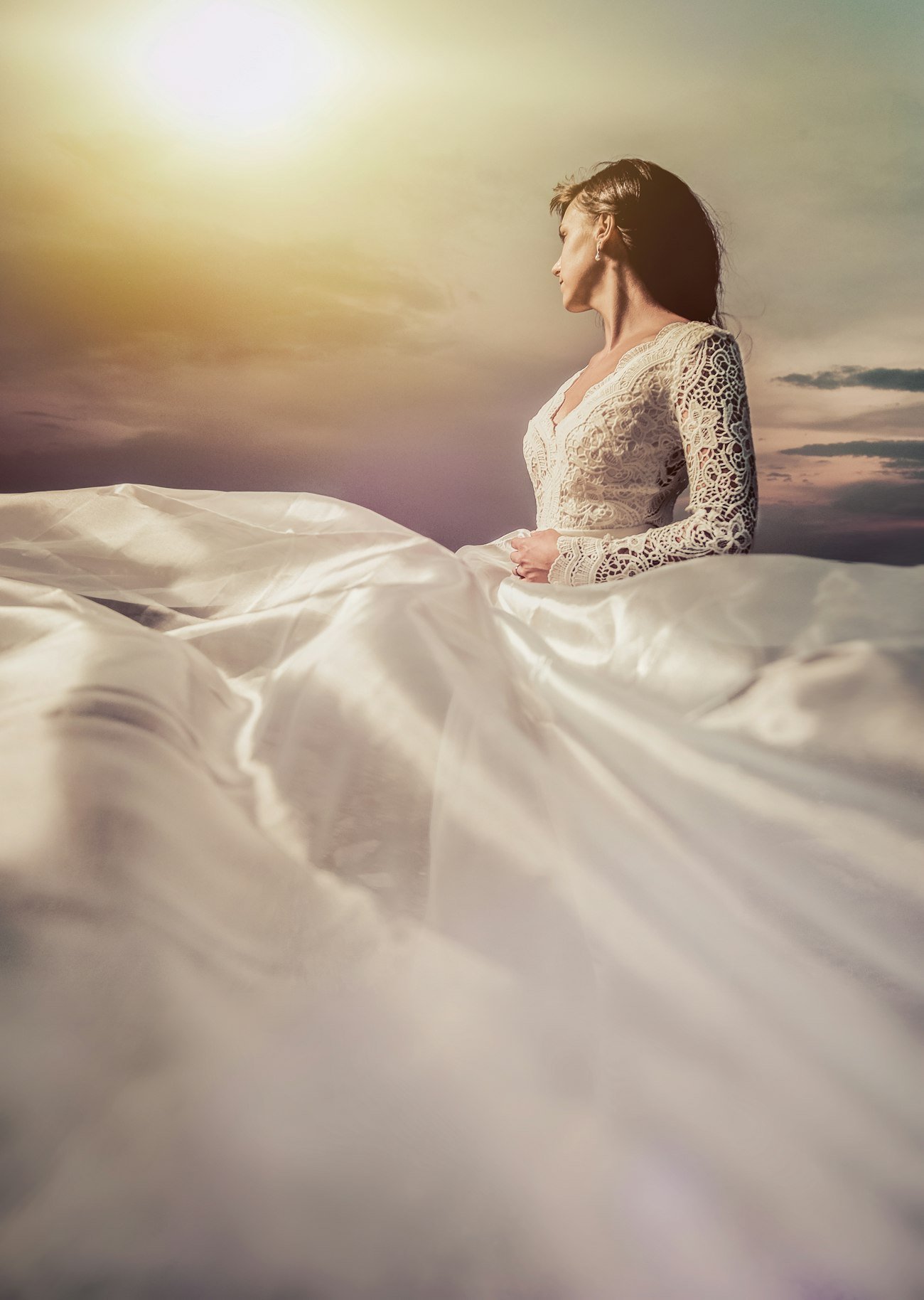 Novia elegante al atardecer en un entorno natural